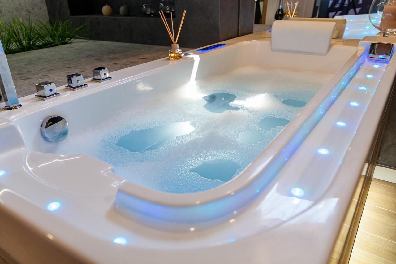 Royal Vip Jacuzzi Apart Leópolis Exterior foto