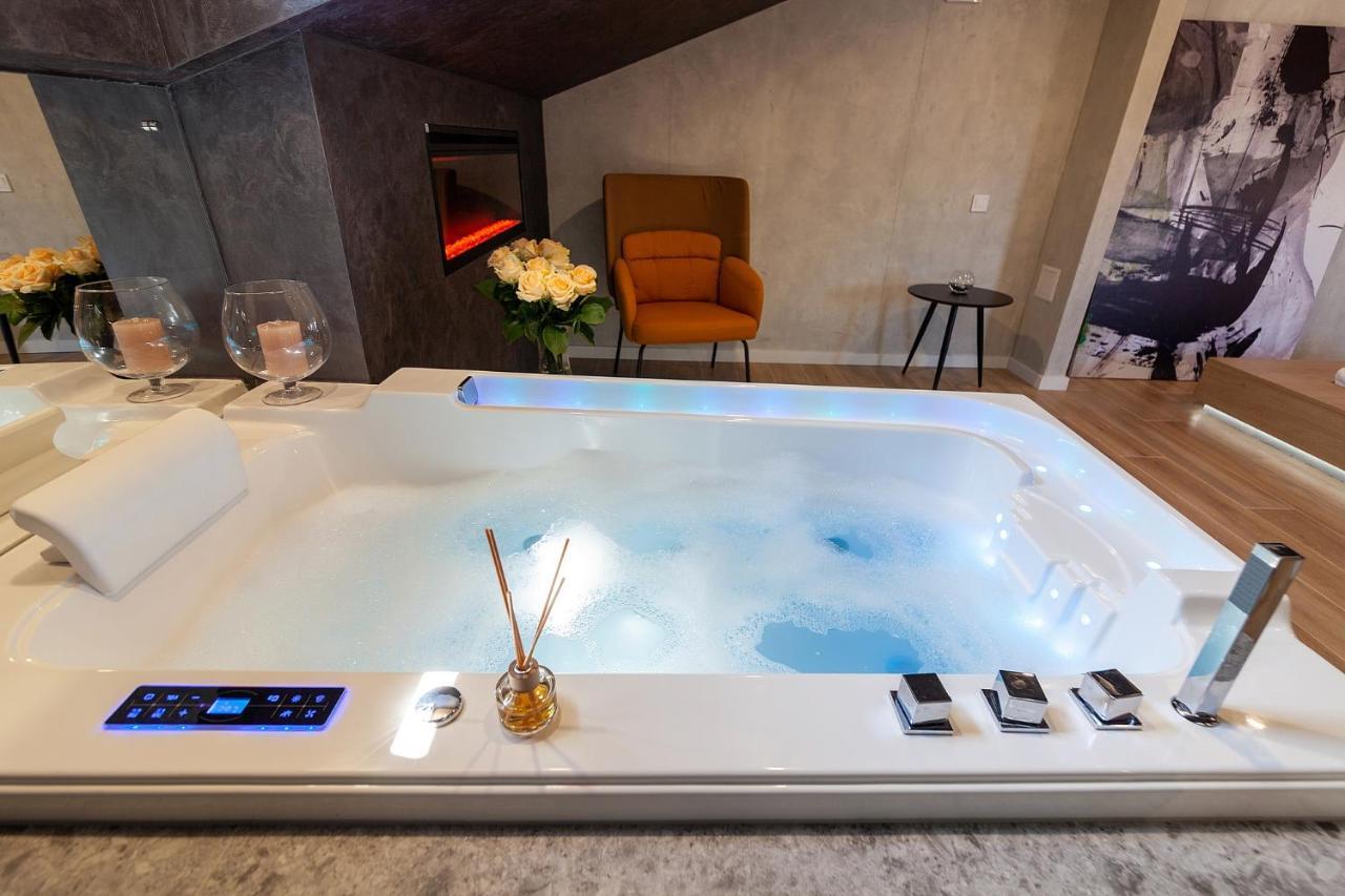 Royal Vip Jacuzzi Apart Leópolis Exterior foto