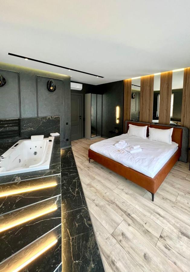 Royal Vip Jacuzzi Apart Leópolis Exterior foto