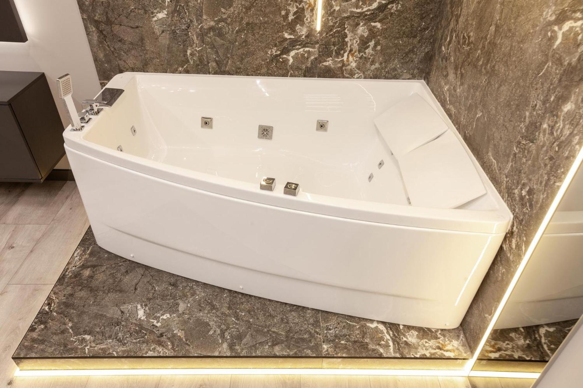 Royal Vip Jacuzzi Apart Leópolis Exterior foto